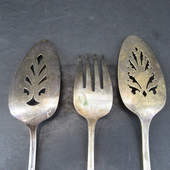 WM Rogers & Sons Vintage Kitchen Utensils 1 Serving Fork and 2 Cake/Pie Servers - Picture 4 of 6